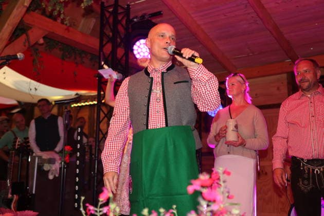 Erfurt, 25.09.2026 Erfurts Oberbürgermeister Anreas Horn eröffnet mit Anna Steinhardt und Lars Schmidt von der Paulaner Brauerrei beim Fassbieranstich das Erfurter Oktoberfest auf dem Domplatz 2026 Copyright: xMatthiasxGränzdörferx