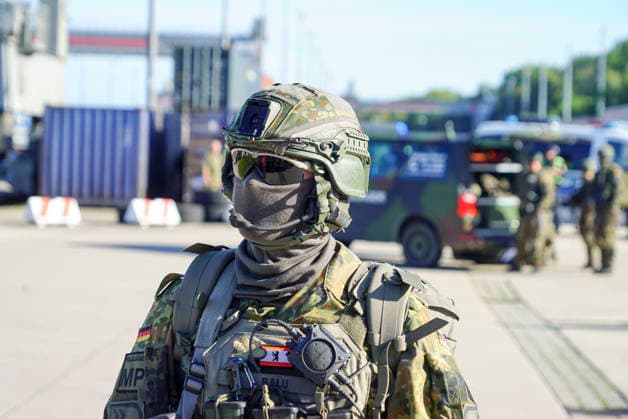 CNTV REDSTORM- Bundeswehruebung Red Storm Charlie Tag 2 in Hamburg 25.09.2026 m Tag 2 der Bundeswehruebung Red Storm Charlie wurden u.a zusammen mit der Feuerwehr ein Chemieunfall simuliert , Des weiteren ein Drrohnenangriff auf einen Gueterzug - Uebung der Bundeswehr unter dem Namen Red Storm Charlie in Hamburg am 25.09.2026 Landeskommando Hamburg und weitere Einheiten der Bundeswehr trainieren gemeinsam, Ablaeufe und Abstimmungen bevor besondere nationale oder internationale Sicherheitslagen eintreten Hamburg Deutschland