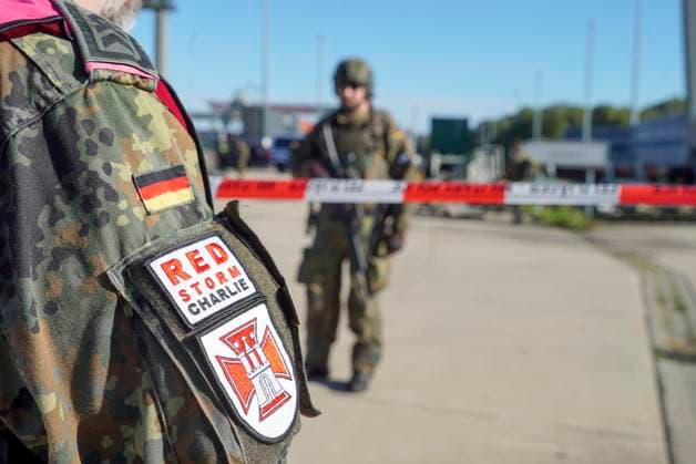 CNTV REDSTORM- Bundeswehruebung Red Storm Charlie Tag 2 in Hamburg 25.09.2026 m Tag 2 der Bundeswehruebung Red Storm Charlie wurden u.a zusammen mit der Feuerwehr ein Chemieunfall simuliert , Des weiteren ein Drrohnenangriff auf einen Gueterzug - Uebung der Bundeswehr unter dem Namen Red Storm Charlie in Hamburg am 25.09.2026 Landeskommando Hamburg und weitere Einheiten der Bundeswehr trainieren gemeinsam, Ablaeufe und Abstimmungen bevor besondere nationale oder internationale Sicherheitslagen eintreten Hamburg Deutschland