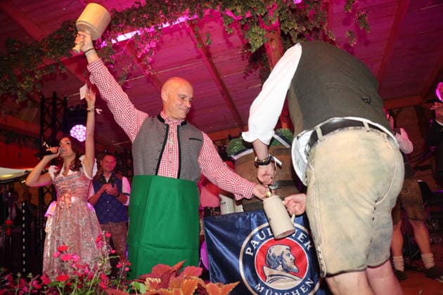 Erfurt, 25.09.2026 Erfurts Oberbürgermeister Anreas Horn eröffnet mit Anna Steinhardt und Lars Schmidt von der Paulaner Brauerrei beim Fassbieranstich das Erfurter Oktoberfest auf dem Domplatz 2026 Copyright: xMatthiasxGränzdörferx