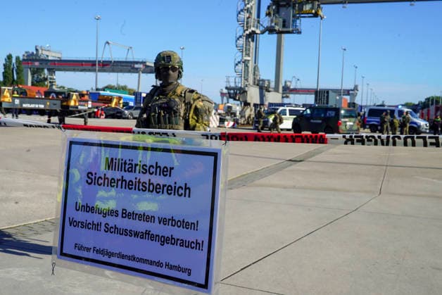 CNTV REDSTORM- Bundeswehruebung Red Storm Charlie Tag 2 in Hamburg 25.09.2026 m Tag 2 der Bundeswehruebung Red Storm Charlie wurden u.a zusammen mit der Feuerwehr ein Chemieunfall simuliert , Des weiteren ein Drrohnenangriff auf einen Gueterzug - Uebung der Bundeswehr unter dem Namen Red Storm Charlie in Hamburg am 25.09.2026 Landeskommando Hamburg und weitere Einheiten der Bundeswehr trainieren gemeinsam, Ablaeufe und Abstimmungen bevor besondere nationale oder internationale Sicherheitslagen eintreten Hamburg Deutschland
