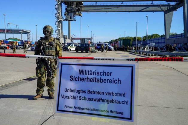 CNTV REDSTORM- Bundeswehruebung Red Storm Charlie Tag 2 in Hamburg 25.09.2026 m Tag 2 der Bundeswehruebung Red Storm Charlie wurden u.a zusammen mit der Feuerwehr ein Chemieunfall simuliert , Des weiteren ein Drrohnenangriff auf einen Gueterzug - Uebung der Bundeswehr unter dem Namen Red Storm Charlie in Hamburg am 25.09.2026 Landeskommando Hamburg und weitere Einheiten der Bundeswehr trainieren gemeinsam, Ablaeufe und Abstimmungen bevor besondere nationale oder internationale Sicherheitslagen eintreten Hamburg Deutschland
