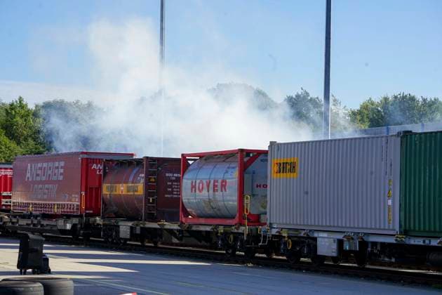 CNTV REDSTORM- Bundeswehruebung Red Storm Charlie Tag 2 in Hamburg 25.09.2026 m Tag 2 der Bundeswehruebung Red Storm Charlie wurden u.a zusammen mit der Feuerwehr ein Chemieunfall simuliert , Des weiteren ein Drrohnenangriff auf einen Gueterzug - Uebung der Bundeswehr unter dem Namen Red Storm Charlie in Hamburg am 25.09.2026 Landeskommando Hamburg und weitere Einheiten der Bundeswehr trainieren gemeinsam, Ablaeufe und Abstimmungen bevor besondere nationale oder internationale Sicherheitslagen eintreten Hamburg Deutschland