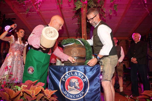 Erfurt, 25.09.2026 Erfurts Oberbürgermeister Anreas Horn eröffnet mit Anna Steinhardt und Lars Schmidt von der Paulaner Brauerrei beim Fassbieranstich das Erfurter Oktoberfest auf dem Domplatz 2026 Copyright: xMatthiasxGränzdörferx