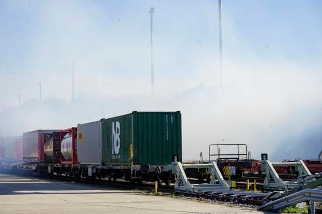 CNTV REDSTORM- Bundeswehruebung Red Storm Charlie Tag 2 in Hamburg 25.09.2026 m Tag 2 der Bundeswehruebung Red Storm Charlie wurden u.a zusammen mit der Feuerwehr ein Chemieunfall simuliert , Des weiteren ein Drrohnenangriff auf einen Gueterzug - Uebung der Bundeswehr unter dem Namen Red Storm Charlie in Hamburg am 25.09.2026 Landeskommando Hamburg und weitere Einheiten der Bundeswehr trainieren gemeinsam, Ablaeufe und Abstimmungen bevor besondere nationale oder internationale Sicherheitslagen eintreten Hamburg Deutschland