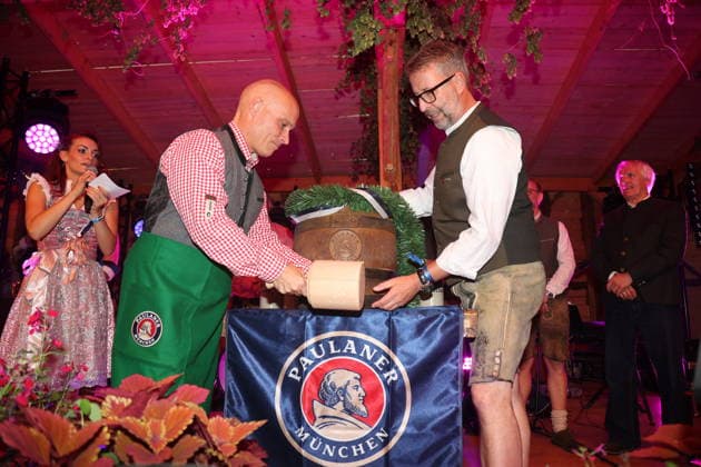Erfurt, 25.09.2026 Erfurts Oberbürgermeister Anreas Horn eröffnet mit Anna Steinhardt und Lars Schmidt von der Paulaner Brauerrei beim Fassbieranstich das Erfurter Oktoberfest auf dem Domplatz 2026 Copyright: xMatthiasxGränzdörferx
