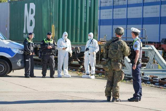 CNTV REDSTORM- Bundeswehruebung Red Storm Charlie Tag 2 in Hamburg 25.09.2026 m Tag 2 der Bundeswehruebung Red Storm Charlie wurden u.a zusammen mit der Feuerwehr ein Chemieunfall simuliert , Des weiteren ein Drrohnenangriff auf einen Gueterzug - Uebung der Bundeswehr unter dem Namen Red Storm Charlie in Hamburg am 25.09.2026 Landeskommando Hamburg und weitere Einheiten der Bundeswehr trainieren gemeinsam, Ablaeufe und Abstimmungen bevor besondere nationale oder internationale Sicherheitslagen eintreten Hamburg Deutschland