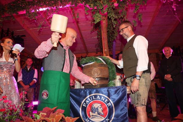 Erfurt, 25.09.2026 Erfurts Oberbürgermeister Anreas Horn eröffnet mit Anna Steinhardt und Lars Schmidt von der Paulaner Brauerrei beim Fassbieranstich das Erfurter Oktoberfest auf dem Domplatz 2026 Copyright: xMatthiasxGränzdörferx