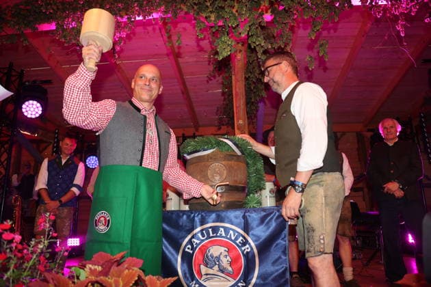 Erfurt, 25.09.2026 Erfurts Oberbürgermeister Anreas Horn eröffnet mit Anna Steinhardt und Lars Schmidt von der Paulaner Brauerrei beim Fassbieranstich das Erfurter Oktoberfest auf dem Domplatz 2026 Copyright: xMatthiasxGränzdörferx