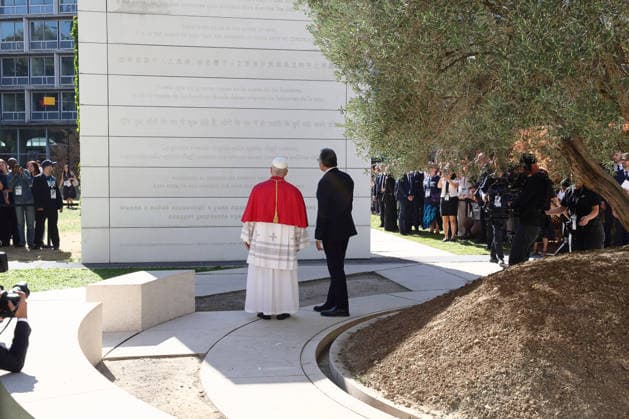 IPA88962783 - France, Paris, Vatican, September 25, 2026 Pope Leo XIV visits UNESCO headquarters during his apostolic journey to France, accompanied by UNESCO Director-General Khaled El-Enany at the organization™s headquarters in Paris. Photo by POOL Catholic Press Photo  Copyright: xPhotographxbyxPOOL xCatholicxPressxPhotox xPhotographxbyxPOOL xCatholicxPressxPhotox IPA88962783