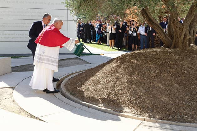 IPA88962788 - France, Paris, Vatican, September 25, 2026 Pope Leo XIV visits UNESCO headquarters during his apostolic journey to France, accompanied by UNESCO Director-General Khaled El-Enany at the organization™s headquarters in Paris. Photo by POOL Catholic Press Photo  Copyright: xPhotographxbyxPOOL xCatholicxPressxPhotox xPhotographxbyxPOOL xCatholicxPressxPhotox IPA88962788