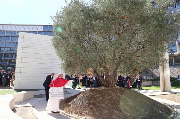 IPA88962791 - France, Paris, Vatican, September 25, 2026 Pope Leo XIV visits UNESCO headquarters during his apostolic journey to France, accompanied by UNESCO Director-General Khaled El-Enany at the organization™s headquarters in Paris. Photo by POOL Catholic Press Photo  Copyright: xPhotographxbyxPOOL xCatholicxPressxPhotox xPhotographxbyxPOOL xCatholicxPressxPhotox IPA88962791