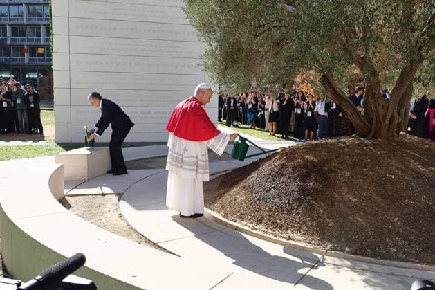 IPA88962794 - France, Paris, Vatican, September 25, 2026 Pope Leo XIV visits UNESCO headquarters during his apostolic journey to France, accompanied by UNESCO Director-General Khaled El-Enany at the organization™s headquarters in Paris. Photo by POOL Catholic Press Photo  Copyright: xPhotographxbyxPOOL xCatholicxPressxPhotox xPhotographxbyxPOOL xCatholicxPressxPhotox IPA88962794
