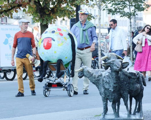 25.09.2026 Stadt Luzern. Demonstration, Klimademo in Luzern gegen Klimawandel,unter dem Motto Kein 50-Grad-Sommer. Bild. Demonstranten mit Weltkugel.