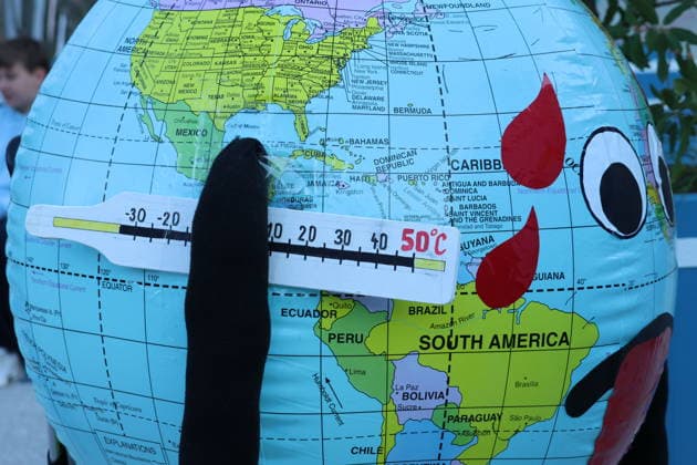 25.09.2026 Stadt Luzern. Demonstration, Klimademo in Luzern gegen Klimawandel,unter dem Motto Kein 50-Grad-Sommer. Bild. Demonstranten mit Weltkugel und Thermometer.