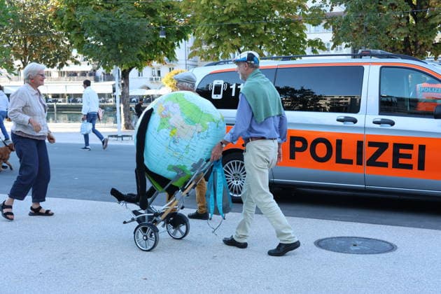 25.09.2026 Stadt Luzern. Demonstration, Klimademo in Luzern gegen Klimawandel,unter dem Motto Kein 50-Grad-Sommer. Bild. Demonstranten mit Weltkugel.