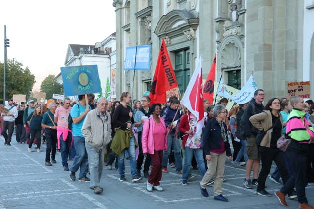25.09.2026 Stadt Luzern. Demonstration, Klimademo in Luzern gegen Klimawandel,unter dem Motto Kein 50-Grad-Sommer. Bild. Demonstranten .