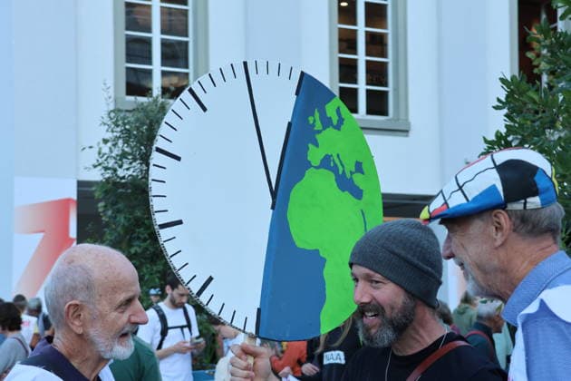 25.09.2026 Stadt Luzern. Demonstration, Klimademo in Luzern gegen Klimawandel,unter dem Motto Kein 50-Grad-Sommer. Bild. Demonstranten es ist fuenf vor zwoelf.