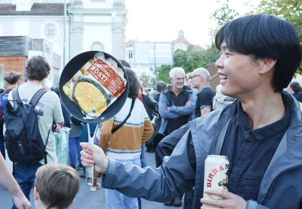 25.09.2026 Stadt Luzern. Demonstration, Klimademo in Luzern gegen Klimawandel,unter dem Motto Kein 50-Grad-Sommer. Bild. Schweizer Bundesrat Albert Roesti Pfannenfertig.