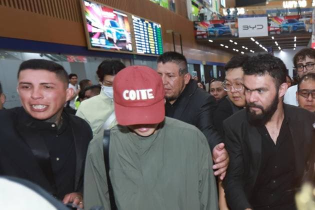 September 25, 2026: TO-45241 Mexico City, September 25, 2026: The K-pop band Winners arrived in Mexico City amidst a heavy private security detail that escorted them to their vehicles, while two dozen fans tried to greet them and get autographs and photos..Photos: Francisco Rodriguez Clasos.com.mx - ZUMAcs4_ 20260925_faa_cs4_003 Copyright: xPacoxPpxRodriguezx