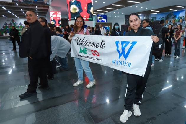 September 25, 2026: TO-45241 Mexico City, September 25, 2026: The K-pop band Winners arrived in Mexico City amidst a heavy private security detail that escorted them to their vehicles, while two dozen fans tried to greet them and get autographs and photos..Photos: Francisco Rodriguez Clasos.com.mx  - ZUMAcs4_ 20260925_faa_cs4_008 Copyright: xPacoxPpxRodriguezx
