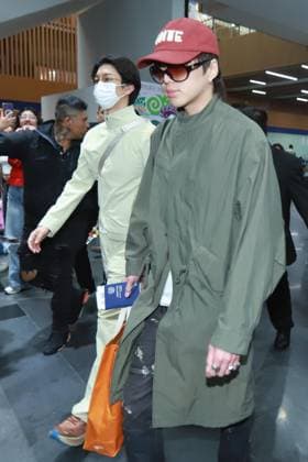 September 25, 2026: TO-45241 Mexico City, September 25, 2026: The K-pop band Winners arrived in Mexico City amidst a heavy private security detail that escorted them to their vehicles, while two dozen fans tried to greet them and get autographs and photos..Photos: Francisco Rodriguez Clasos.com.mx  - ZUMAcs4_ 20260925_faa_cs4_009 Copyright: xPacoxPpxRodriguezx