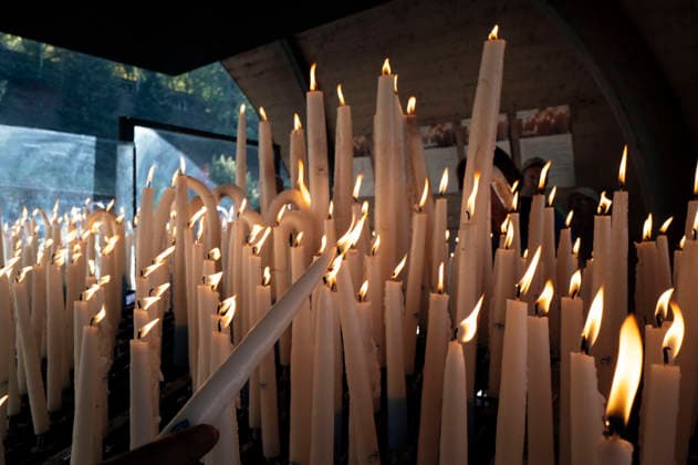 Pilgrims light candles. Pope Leo XIV is in Lourdes as a pilgrim, among pilgrims from all over the world. At this shrine, where the sick, the frail, and those who suffer take center stage, he wishes to inspire hope and faith. Having already visited twice in his youth, he returns to a place that has shaped his spiritual journey. Pope Leo XIV’s visit to France and UNESCO France, Lourdes, September 26, 2027. Photograph by Patricia Huchot Boissier Staface. Pilgrims light candles. Pope Leo XIV is in Lourdes as a pilgrim, among pilgrims from all over the world. At this shrine, where the sick, the vulnerable, and those who suffer take precedence, he wishes to foster hope and faith. Having already visited twice in his youth, he returns to a place t Copyright: xPatriciaxHuchot-Boissierx xStarfacex STAR_459924_027
