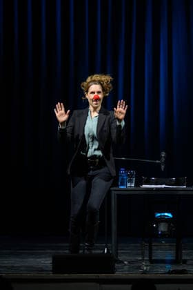 Christine Prayon beim Kulturbeutel-Festival in Speyer , Speyer, Deutschland 25.09.2026: Die Kabarettistin Christine Prayon mit roter Clownsnase und erhobenen Händen während ihres Programms Abschiedstour zur Eröffnung des Kulturbeutel-Festivals im Alten Stadtsaal.