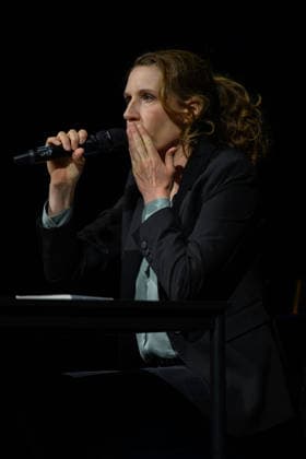 Christine Prayon beim Kulturbeutel-Festival in Speyer , Speyer, Deutschland 25.09.2026: Die Kabarettistin Christine Prayon mit der Hand vor dem Mund während ihres Programms Abschiedstour zur Eröffnung des Kulturbeutel-Festivals im Alten Stadtsaal.