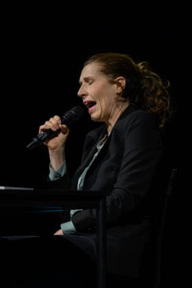 Christine Prayon beim Kulturbeutel-Festival in Speyer , Speyer, Deutschland 25.09.2026: Die Kabarettistin Christine Prayon singend mit geschlossenen Augen während ihres Programms Abschiedstour zur Eröffnung des Kulturbeutel-Festivals im Alten Stadtsaal.