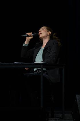 Christine Prayon beim Kulturbeutel-Festival in Speyer , Speyer, Deutschland 25.09.2026: Die Kabarettistin Christine Prayon singend mit zurückgelegtem Kopf während ihres Programms Abschiedstour zur Eröffnung des Kulturbeutel-Festivals im Alten Stadtsaal.