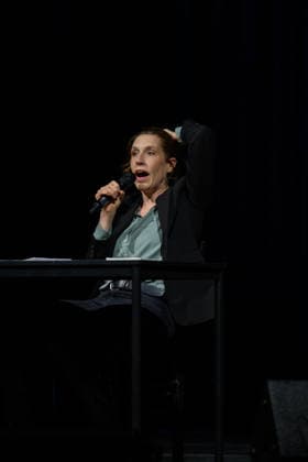 Christine Prayon beim Kulturbeutel-Festival in Speyer , Speyer, Deutschland 25.09.2026: Die Kabarettistin Christine Prayon mit der Hand am Kopf während ihres Programms Abschiedstour zur Eröffnung des Kulturbeutel-Festivals im Alten Stadtsaal.