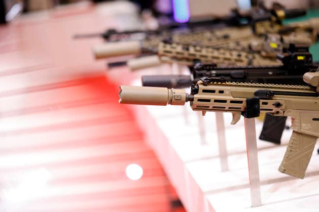 Sturmgewehre der Waffenfirma Heckler & Koch zu sehen bei der Internationalen Fachmesse für Verteidigungsindustrie Euro Defence Expo in der Messe Essen. Essen, 25.09.2026 NRW Deutschland Copyright: xChristophxHardtx