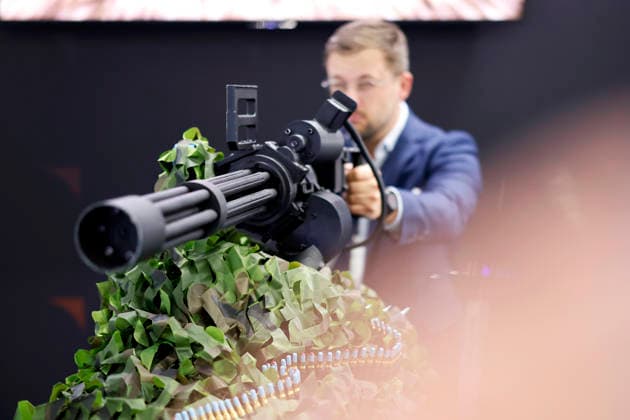 Ein Mitarbeiter einer Firma für Einsatzfahrzeuge posiert am Modell einer Gatling-Gun zu sehen bei der Internationalen Fachmesse für Verteidigungsindustrie Euro Defence Expo in der Messe Essen. Essen, 25.09.2026 NRW Deutschland Copyright: xChristophxHardtx