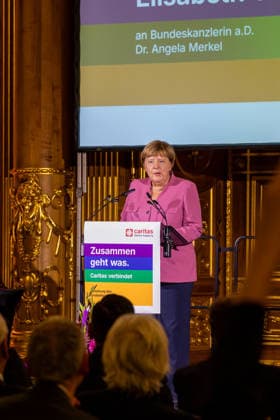 Bundeskanzlerin a. D. Angela Merkel (CDU) bei der Verleihung des Elisabethpreises der Caritas im Goldenen Saal des Augsburger Rathauses. Altkanzlerin Angela Merkel hält eine Rede