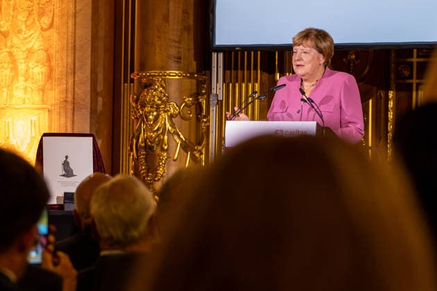 Bundeskanzlerin a. D. Angela Merkel (CDU) bei der Verleihung des Elisabethpreises der Caritas im Goldenen Saal des Augsburger Rathauses. Altkanzlerin Angela Merkel hält eine Rede