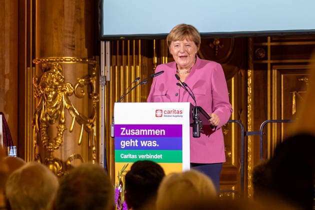 Bundeskanzlerin a. D. Angela Merkel (CDU) bei der Verleihung des Elisabethpreises der Caritas im Goldenen Saal des Augsburger Rathauses. Altkanzlerin Angela Merkel hält eine Rede