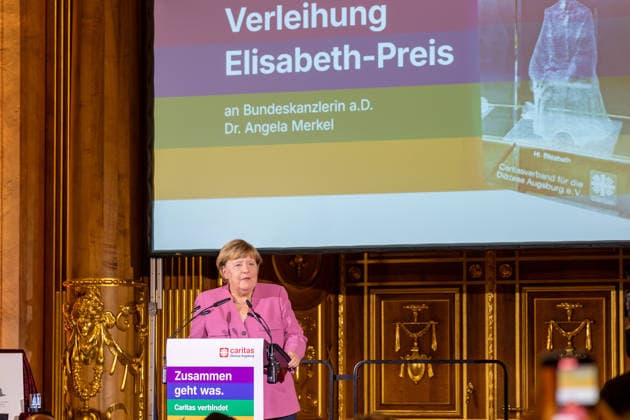 Bundeskanzlerin a. D. Angela Merkel (CDU) bei der Verleihung des Elisabethpreises der Caritas im Goldenen Saal des Augsburger Rathauses. Altkanzlerin Angela Merkel hält eine Rede