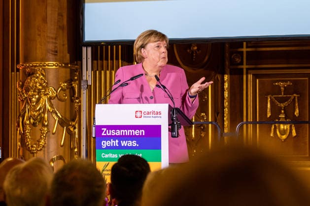 Bundeskanzlerin a. D. Angela Merkel (CDU) bei der Verleihung des Elisabethpreises der Caritas im Goldenen Saal des Augsburger Rathauses. Altkanzlerin Angela Merkel hält eine Rede