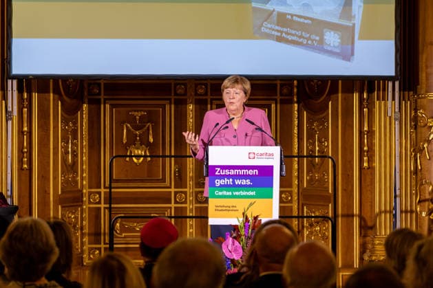 Bundeskanzlerin a. D. Angela Merkel (CDU) bei der Verleihung des Elisabethpreises der Caritas im Goldenen Saal des Augsburger Rathauses. Altkanzlerin Angela Merkel hält eine Rede