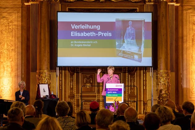 Bundeskanzlerin a. D. Angela Merkel (CDU) bei der Verleihung des Elisabethpreises der Caritas im Goldenen Saal des Augsburger Rathauses. Altkanzlerin Angela Merkel hält eine Rede