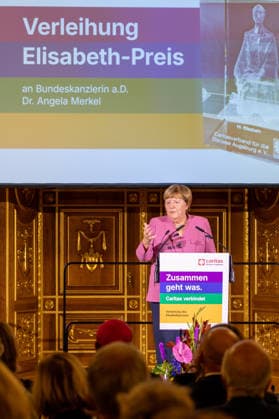 Bundeskanzlerin a. D. Angela Merkel (CDU) bei der Verleihung des Elisabethpreises der Caritas im Goldenen Saal des Augsburger Rathauses. Altkanzlerin Angela Merkel hält eine Rede