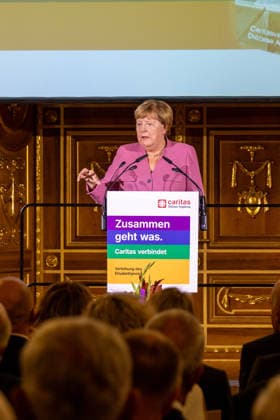 Bundeskanzlerin a. D. Angela Merkel (CDU) bei der Verleihung des Elisabethpreises der Caritas im Goldenen Saal des Augsburger Rathauses. Altkanzlerin Angela Merkel hält eine Rede