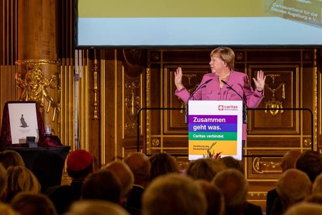 Bundeskanzlerin a. D. Angela Merkel (CDU) bei der Verleihung des Elisabethpreises der Caritas im Goldenen Saal des Augsburger Rathauses. Altkanzlerin Angela Merkel hält eine Rede
