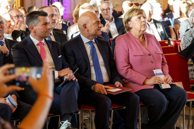 Bundeskanzlerin a. D. Angela Merkel (CDU) bei der Verleihung des Elisabethpreises der Caritas im Goldenen Saal des Augsburger Rathauses. Oberbürgermeister der Stadt Augsburg Dr. Florian Freund (SPD), Caritasdirektor Markus Müller und Dr. Angela Merkel (CDU)