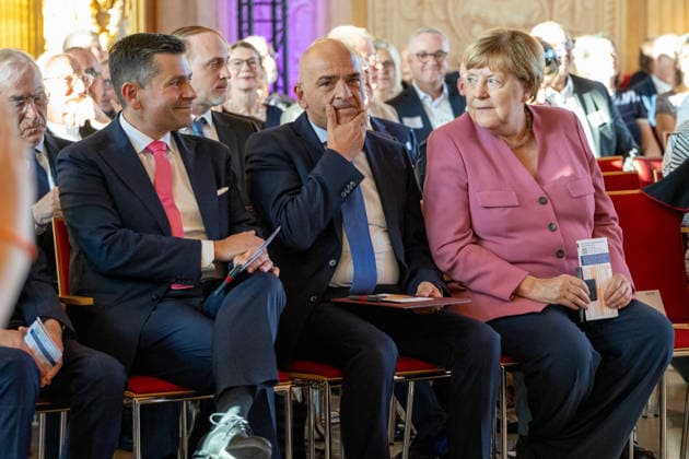 Bundeskanzlerin a. D. Angela Merkel (CDU) bei der Verleihung des Elisabethpreises der Caritas im Goldenen Saal des Augsburger Rathauses. Oberbürgermeister der Stadt Augsburg Dr. Florian Freund (SPD), Caritasdirektor Markus Müller und Dr. Angela Merkel (CDU)