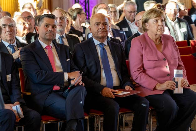 Bundeskanzlerin a. D. Angela Merkel (CDU) bei der Verleihung des Elisabethpreises der Caritas im Goldenen Saal des Augsburger Rathauses. Oberbürgermeister der Stadt Augsburg Dr. Florian Freund (SPD), Caritasdirektor Markus Müller und Dr. Angela Merkel (CDU)