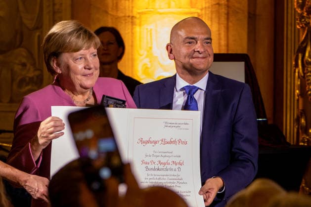Bundeskanzlerin a. D. Angela Merkel (CDU) bei der Verleihung des Elisabethpreises der Caritas im Goldenen Saal des Augsburger Rathauses. Altkanzlerin Angela Merkel hält den Augsburger Elisabeth Preis neben Caritasdirektor Markus Müller