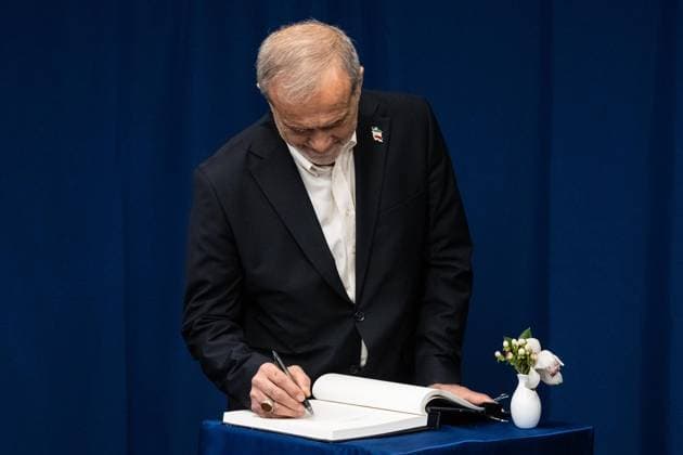 September 25, 2026, Bronx, New York, USA: Dr. Masoud Pezeshkian, President of Islamic Republic of Iran signs guest book as he meets with The Secretary-General Antonio Guterres at United Nations Headquarters in New York, NY on September 25, 2026. Bronx USA - ZUMAr339 20260925_znp_r339_040 Copyright: xLevxRadinx