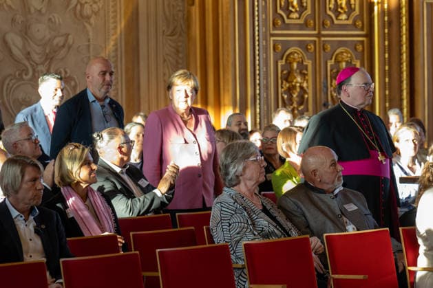 Bundeskanzlerin a. D. Angela Merkel (CDU) bei der Verleihung des Elisabethpreises der Caritas im Goldenen Saal des Augsburger Rathauses. Die Altkanzlerin betritt den Saal